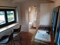 Küche und Sitzbereich im Tiny House