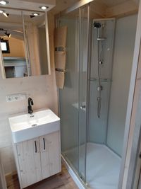 Bad mit Waschbecken, Dusche und WC im Tiny House